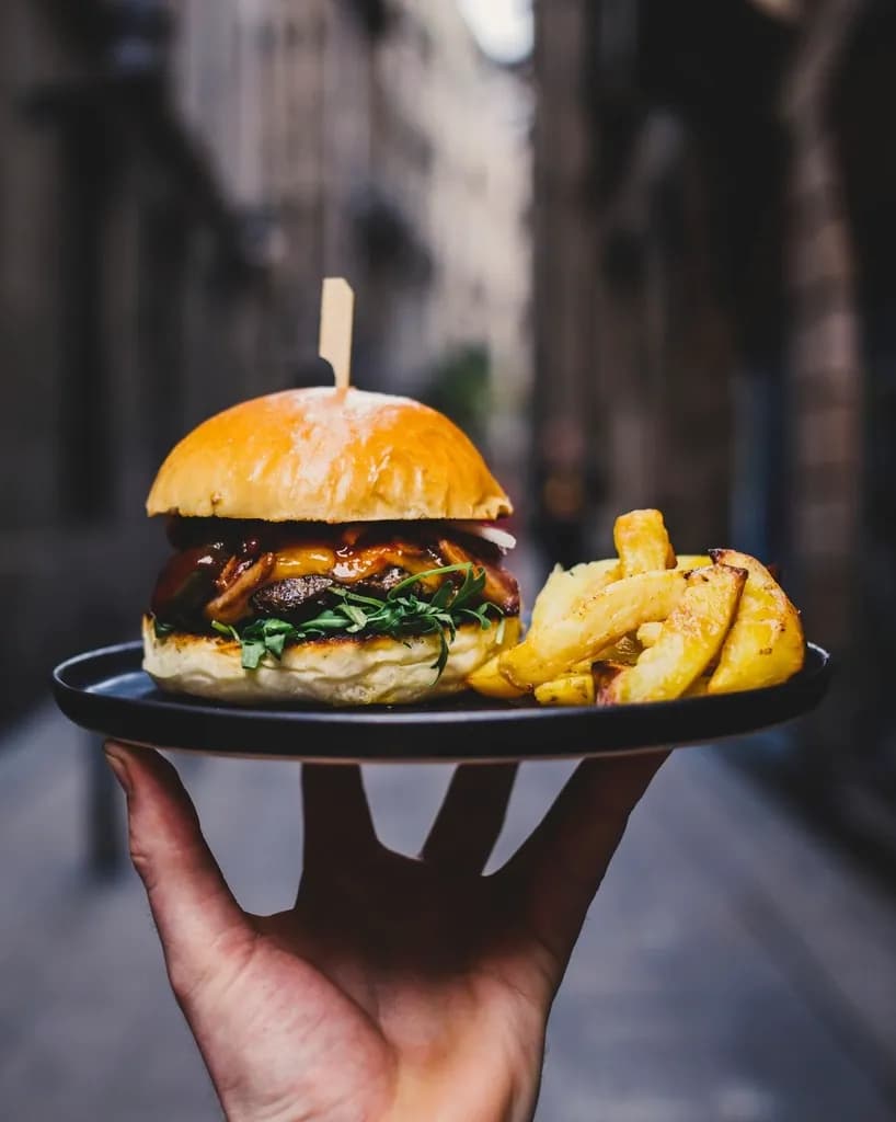 Pocho Hawaiana: Carne de res, piña asada a la parrilla, jamón, queso mozzarella y salsa de la ca