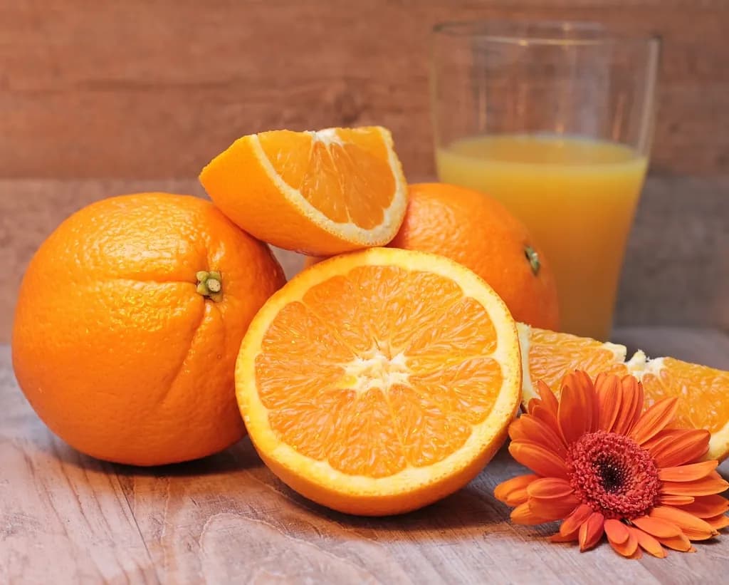 Jugo de Naranja: Naranjas exprimidas al momento, sin azúcar añadida. Natural, como tiene que ser.