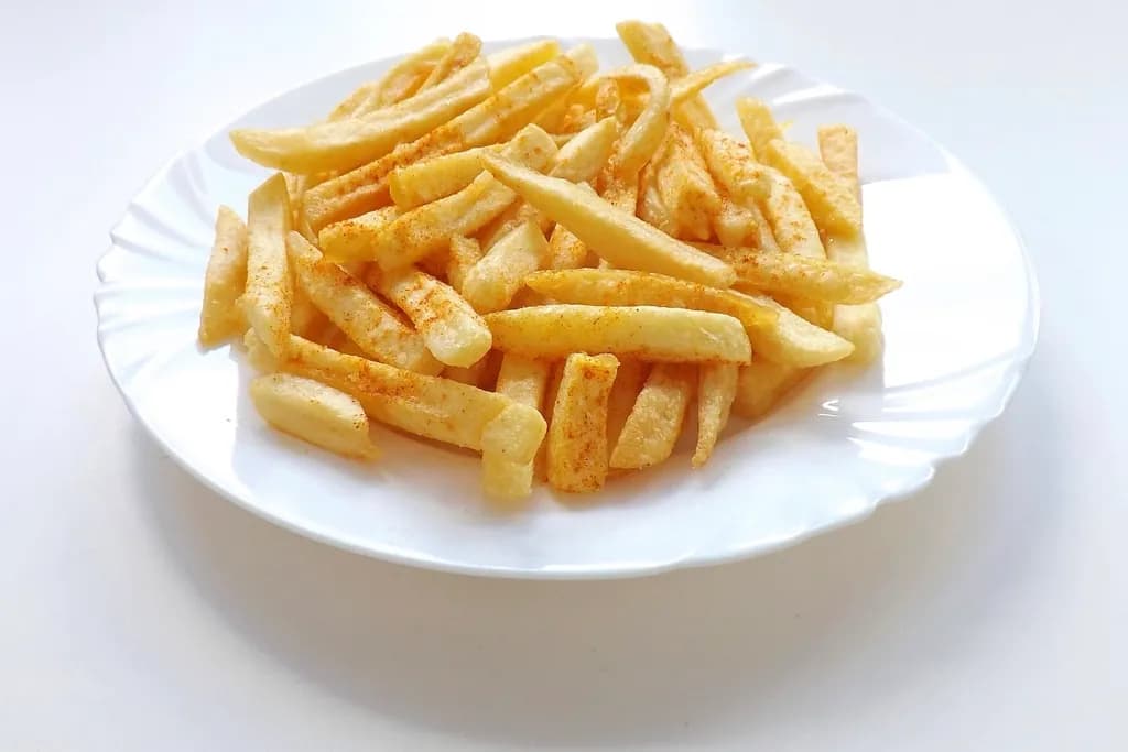 Papas a la Francesa: Papas cortadas y fritas al momento, doradas por fuera y suaves por dentro, con s