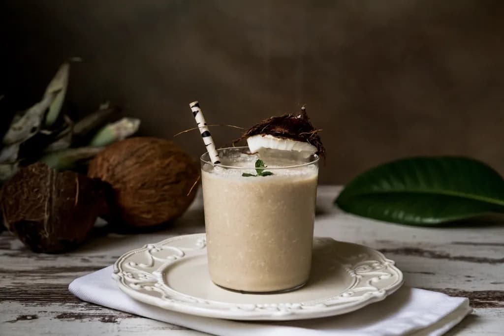 Limonada de Coco: Cremosa y refrescante: limón, leche de coco y hielo licuados. La pareja perfecta