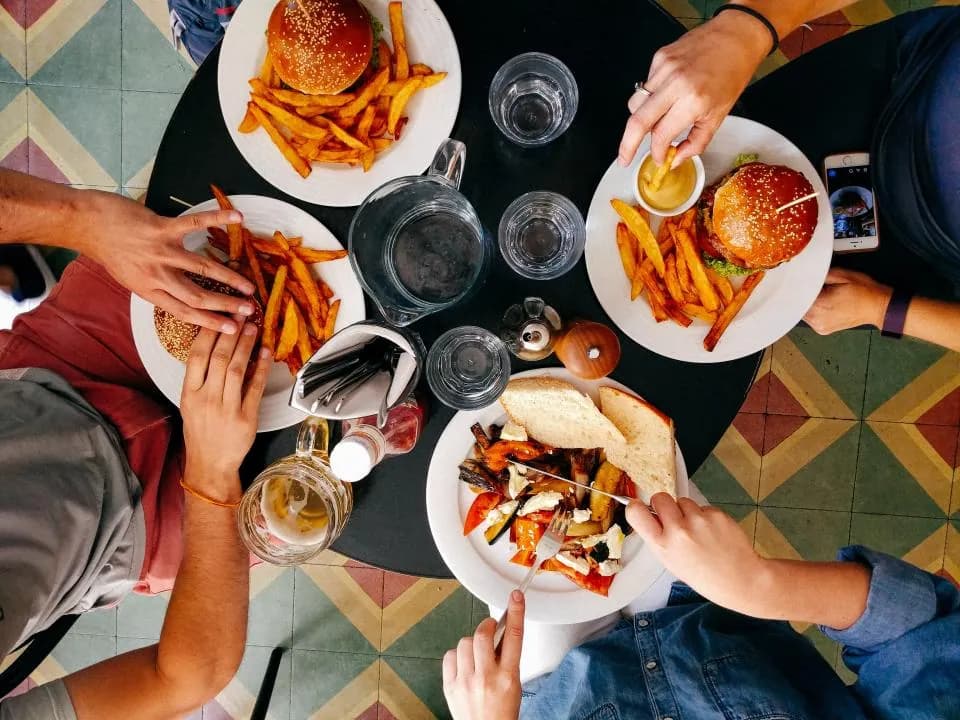 Salchipapa Familiar: Bandeja grande de papas, salchicha, chorizo, butifarra, maíz tierno y queso grat