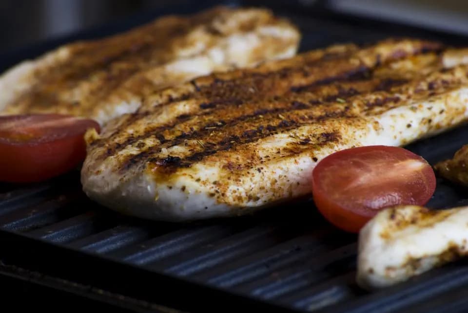 Pechuga a la Parrilla: Pechuga marinada en finas hierbas y asada al carbón, con papas a la francesa y e