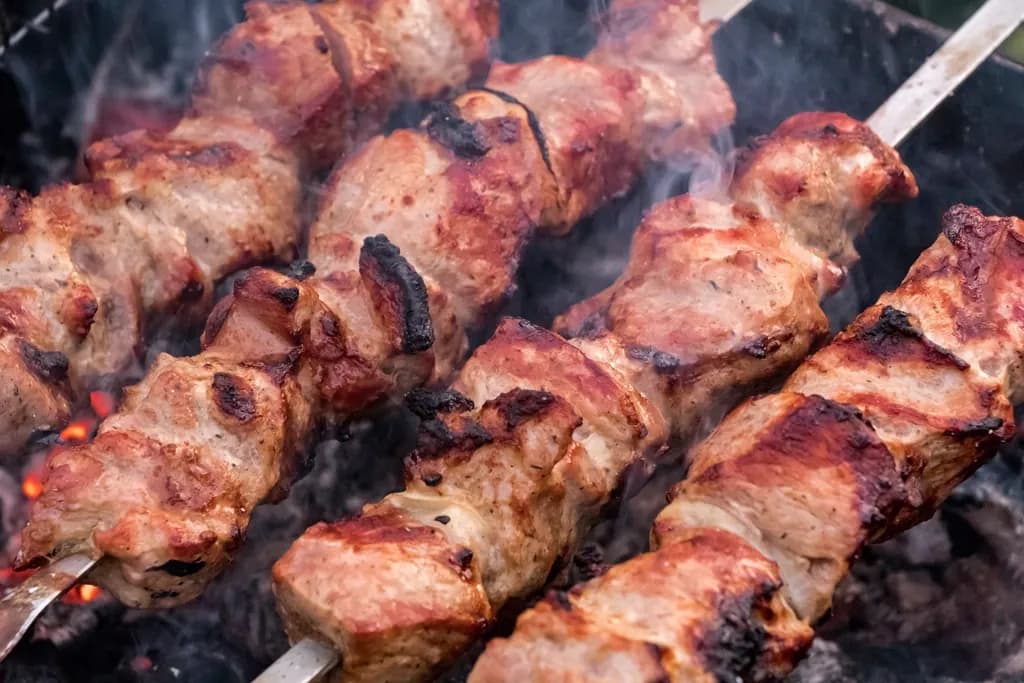 Carnitas Asadas: Carnitas de cerdo asadas a la leña con papa criolla y limón. Doraditas por fuera
