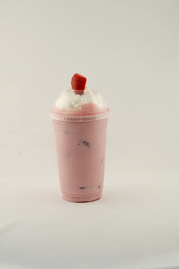 Malteada de Fresa: Helado de vainilla, fresas frescas y leche, coronada con crema chantilly.