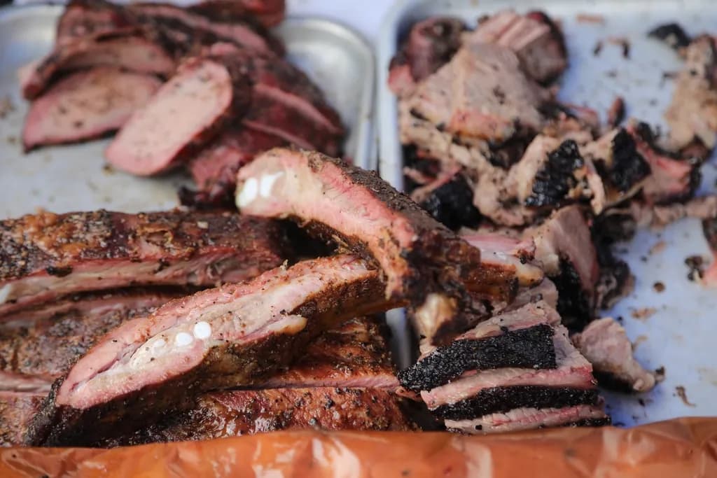 Picada Pocho (2 personas): Carne de res, cerdo, chorizo, chicharrón, papa criolla, maduro y arepitas, todo 