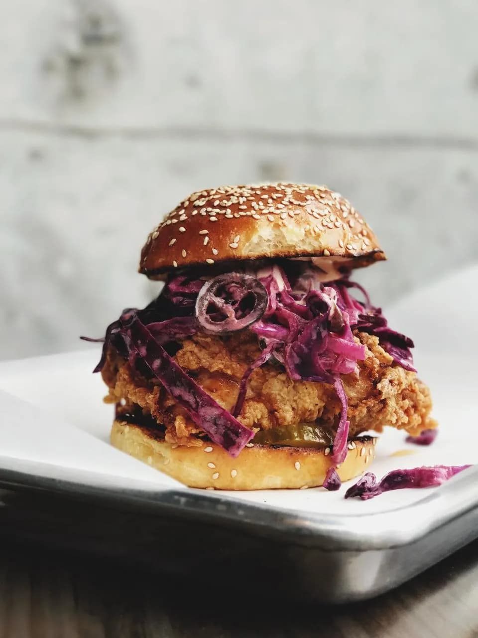 Pocho Pollo Crispy: Pechuga apanada bien crocante por fuera y jugosa por dentro, repollo morado, pep